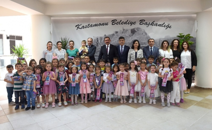 Belediye Kreşi Öğrencileri, Karnelerini Başkan Vidinlioğlu’ndan Aldı