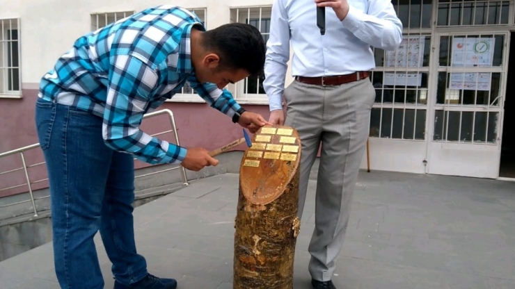 Hem Karnesini Hem De Başarısının Meyvesini Aldı