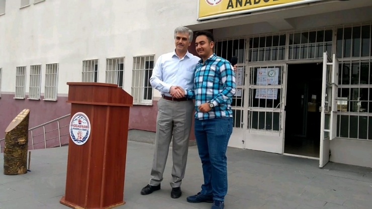 Hem Karnesini Hem De Başarısının Meyvesini Aldı