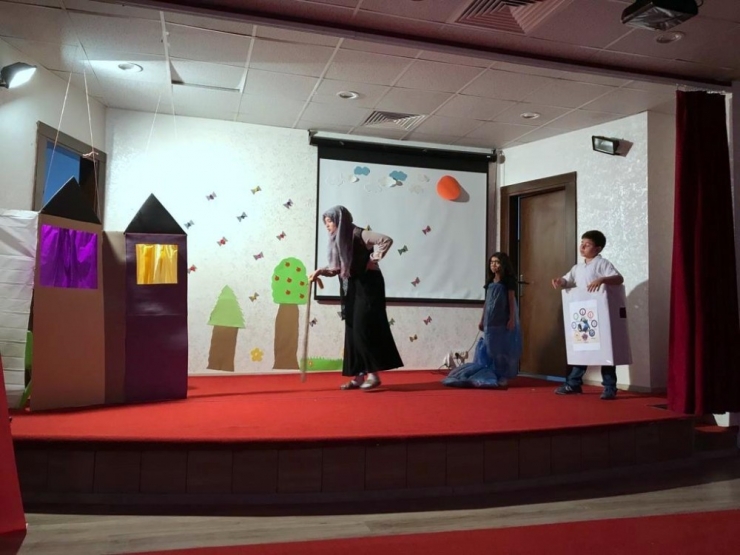 Üniversite Öğrencilerinden Çevre İçin Tiyatro Gösterisi