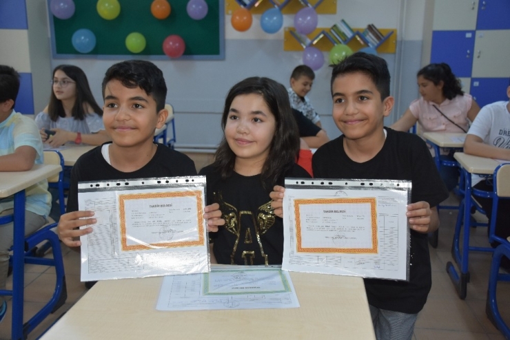 Üçüzlerin Karne Sevinci