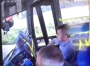 Halk Otobüsü Şoförü Direksiyon Başında Kalp Krizi Geçirdi, Faciayı Bekçi Önledi