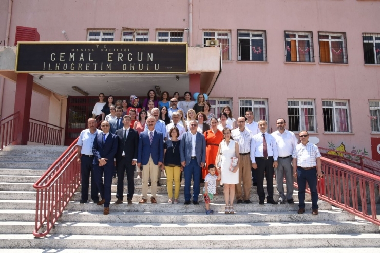 Vali Deniz Çocukların Karne Heyecanına Ortak Oldu