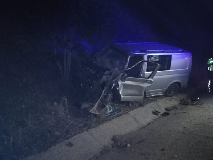 Tıra Çarpan Kamyonetin Sürücüsü Yaralandı