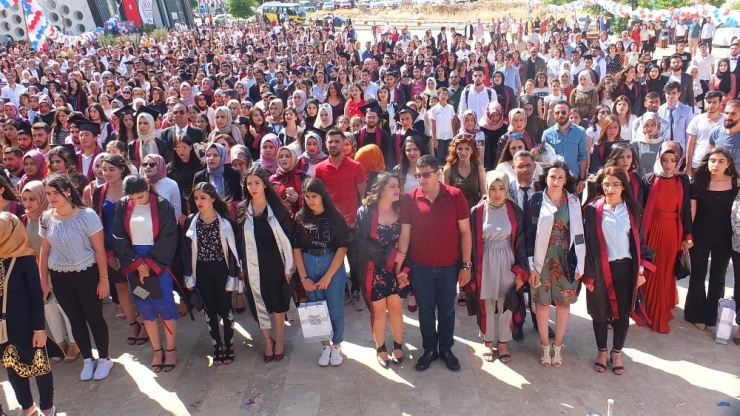 Artuklu Üniversitesi’nde Mezuniyet Sevinci