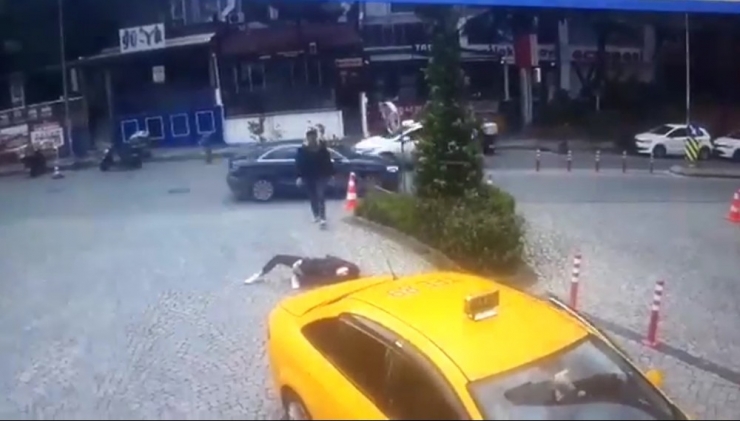 Maslak’ta Taksicinin Yolda Yürüyen Genç Kızı Ezme Anı Kamerada
