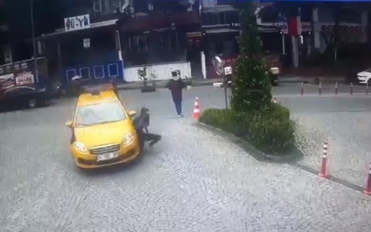 Maslak’ta Taksicinin Yolda Yürüyen Genç Kızı Ezme Anı Kamerada