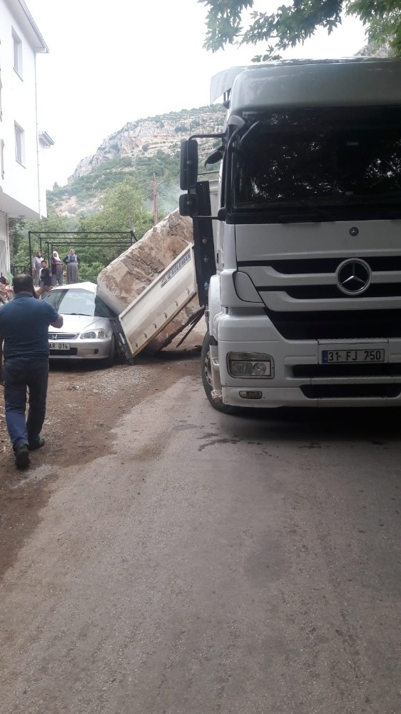 Tırın Taşıdığı Dev Mermer Blok Otomobilin Üzerine Düştü