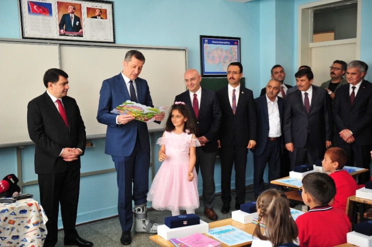 Öğrenciler Karnelerini Bakan Selçuk’un Elinden Aldı