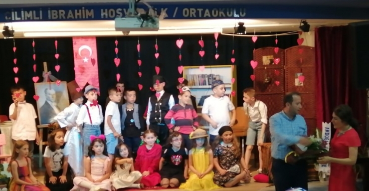 Minik Öğrencilerin Gösterisi Duygu Dolu Anlar Yaşattı