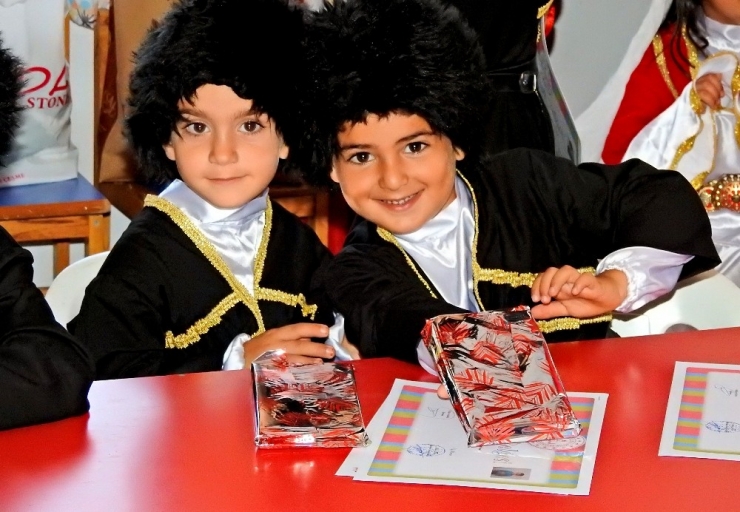 Çeşmeli Öğrenciler, Karnelerini De Hediyelerini De Aldı