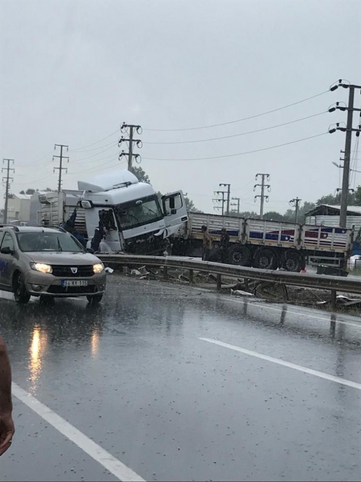 D-100’de Kontrolden Çıkan Tır Bariyerlere Çarptı: 1 Yaralı