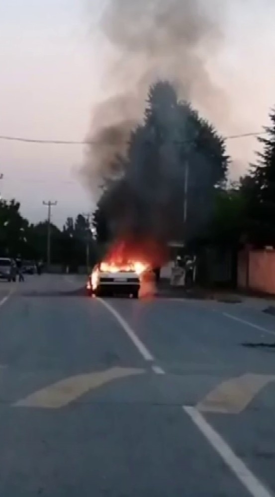 Seyir Halindeki Otomobil Alev Topuna Döndü