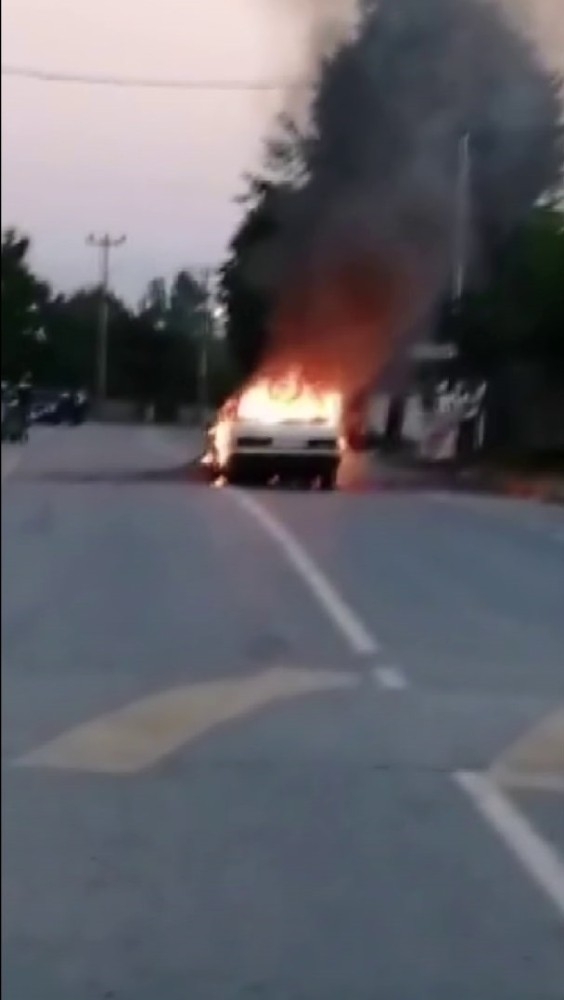 Seyir Halindeki Otomobil Alev Topuna Döndü