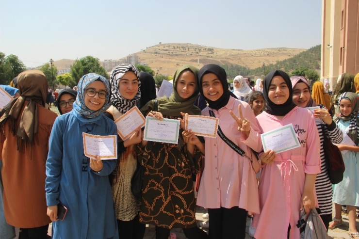 Şanlıurfa’da 75 Bin Suriyeli Öğrenci Karne Sevinci Yaşadı