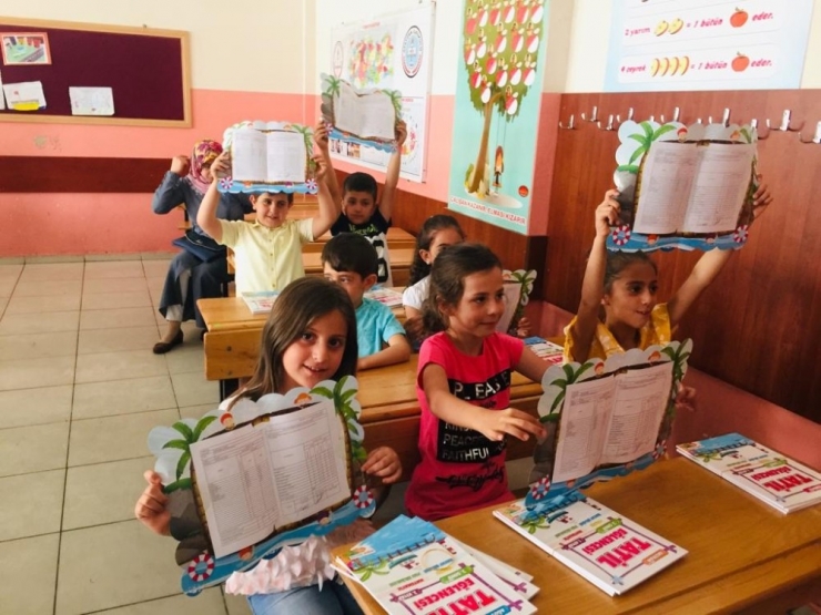 Minik Çocukların İlk Karne Heyecanı