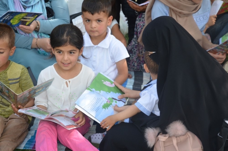 Kadınlar Çocukları İle Parkta Kitap Okudu