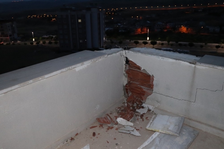 Siirt’te Binanın Çatısına Yıldırım Düştü