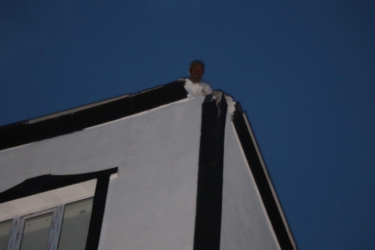 Siirt’te Binanın Çatısına Yıldırım Düştü