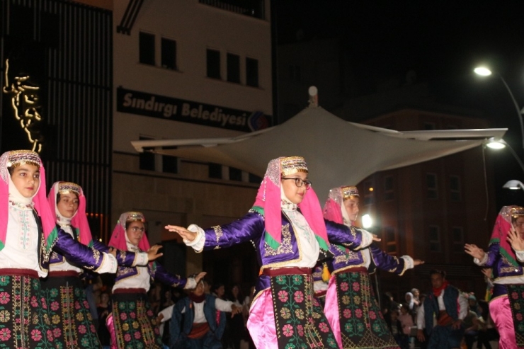 Oyun Ve Türkülerle Belgelerini Aldılar