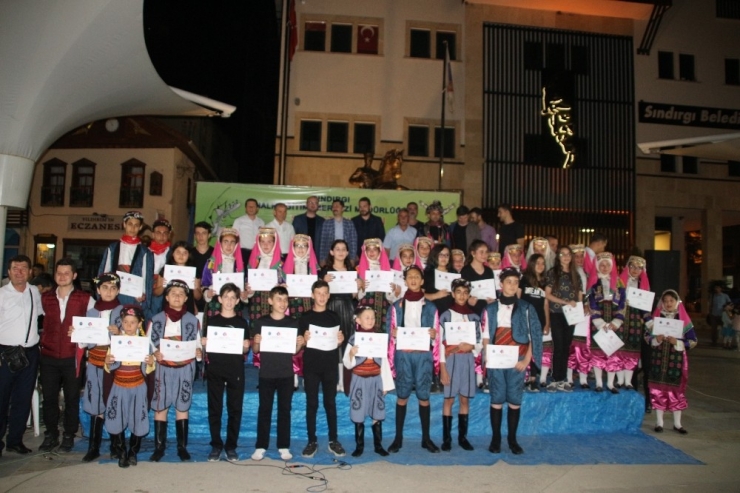 Oyun Ve Türkülerle Belgelerini Aldılar