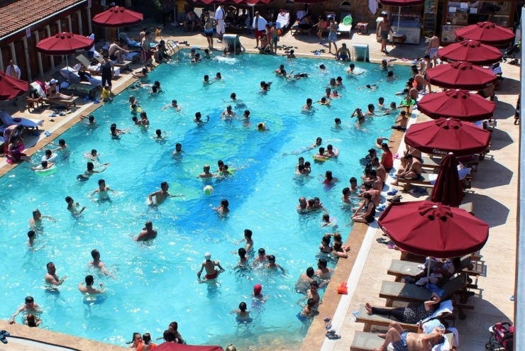 Serinlemek İçin Girilen Yüzme Havuzlarındaki Gizli Tehlike