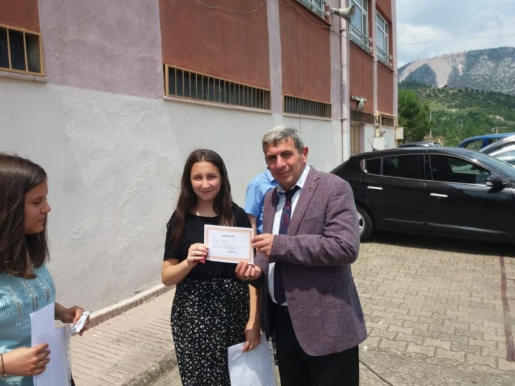 Vezirhan’da Öğrenciler Karne Heyecanı Yaşadı