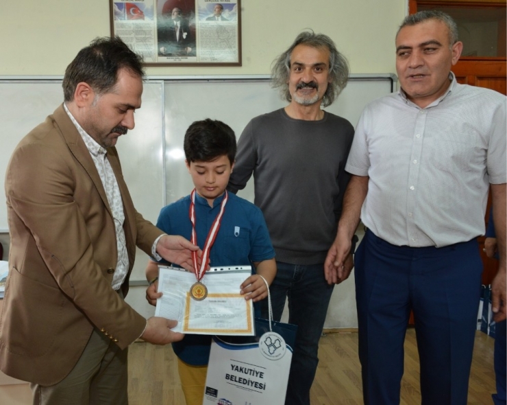 Yakutiye Belediye Başkanı Uçar, Öğrencilerin Karne Sevincine Ortak Oldu