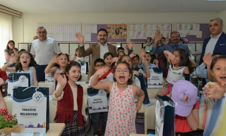 Yakutiye Belediye Başkanı Uçar, Öğrencilerin Karne Sevincine Ortak Oldu