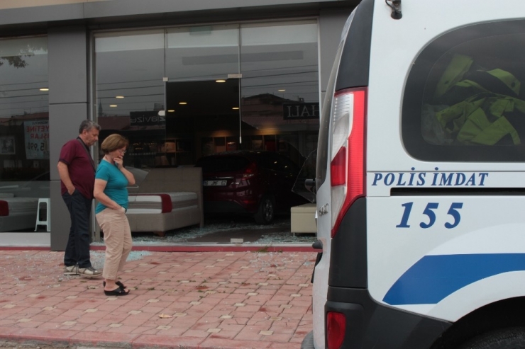 Mobilya Mağazasına Müşteri Yerine Otomobil Girdi