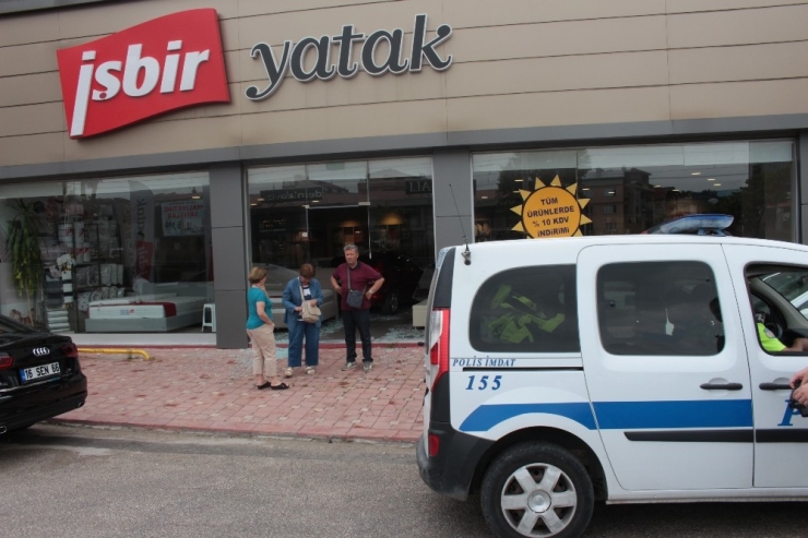 Mobilya Mağazasına Müşteri Yerine Otomobil Girdi