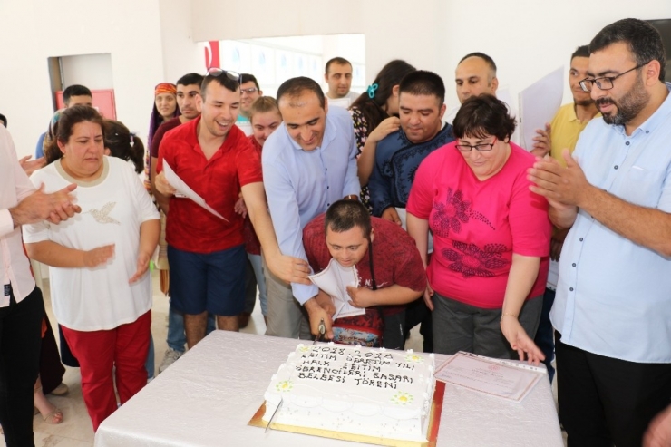 Yunusemre’de Özel Öğrenciler Belgelerini Aldı