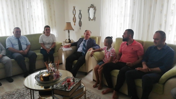 Karne Sevincini Evinde Yaşadı