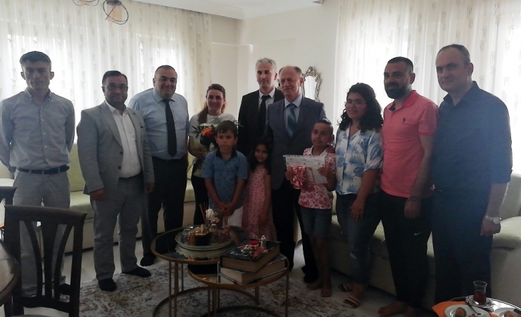 Karne Sevincini Evinde Yaşadı