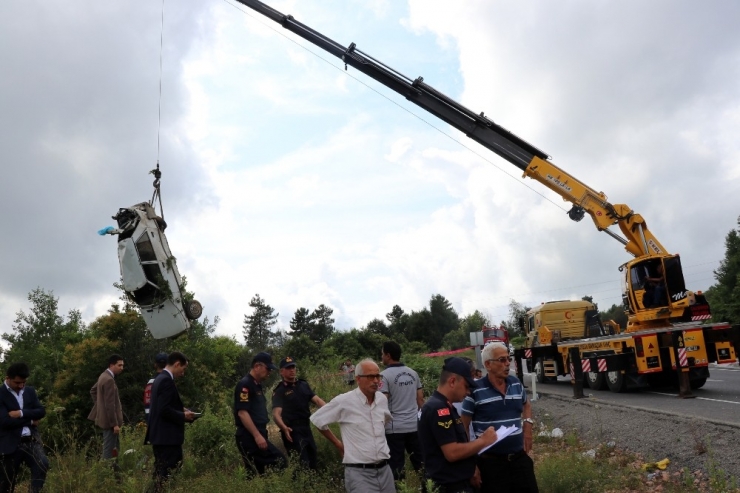 Otomobil Şarampole Uçtu: 1 Ölü, 5 Yaralı