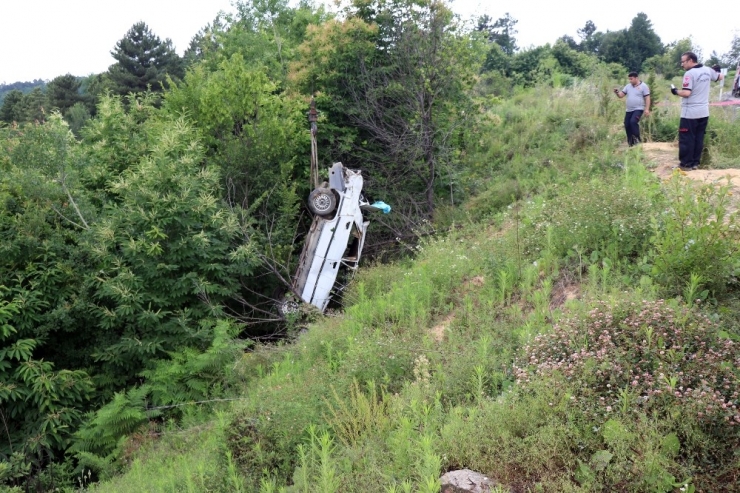 Otomobil Şarampole Uçtu: 1 Ölü, 5 Yaralı