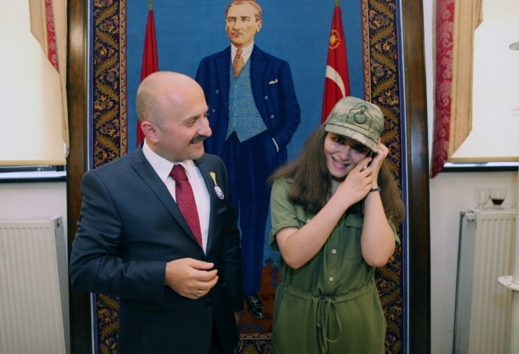 Birinci Olduğu Şiirini Fırat Kalkanı Harekâtı’nda Görev Yapan Babasına Telefonda Hediye Etti