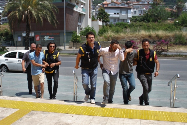 Otomobilin Lastiğini Patlatıp, Yardım Bahanesiyle Araçtaki 200 Bin Tl’yi Çaldılar