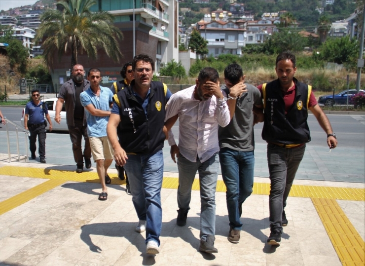 Otomobilin Lastiğini Patlatıp, Yardım Bahanesiyle Araçtaki 200 Bin Tl’yi Çaldılar