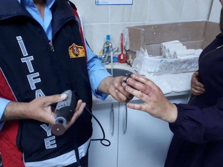 Parmağına Yüzük Sıkışan Vatandaşın İmdadına İtfaiye Ekipleri Koştu