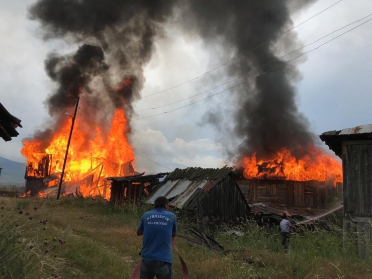 Bolu’da, Kullanılmayan 3 Köy Evi Alev Alev Yandı