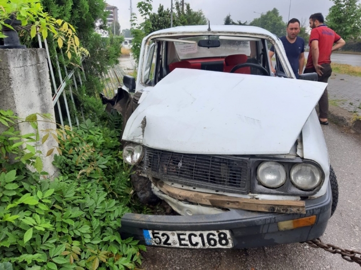 Otomobil Otogarın Çevre Duvarına Çarptı: 1 Yaralı