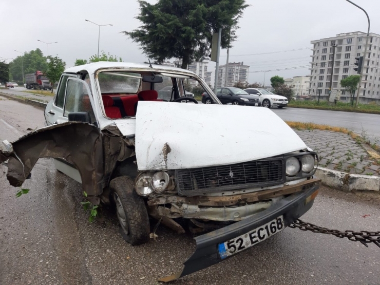 Otomobil Otogarın Çevre Duvarına Çarptı: 1 Yaralı