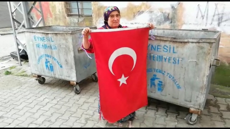 "Bunun Yeri Çöp Değil, Başımızın Üstü" Dedi, Çöpte Bulduğu Türk Bayrağını Evinin Kapısına Astı