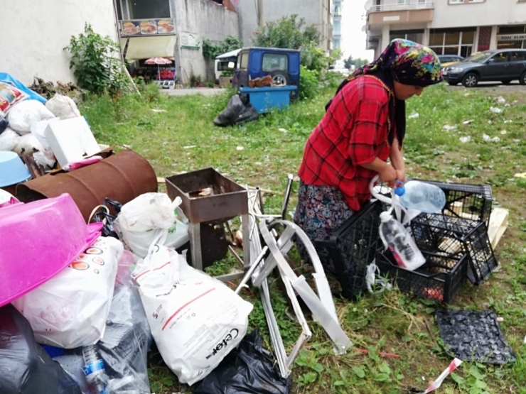 "Bunun Yeri Çöp Değil, Başımızın Üstü" Dedi, Çöpte Bulduğu Türk Bayrağını Evinin Kapısına Astı