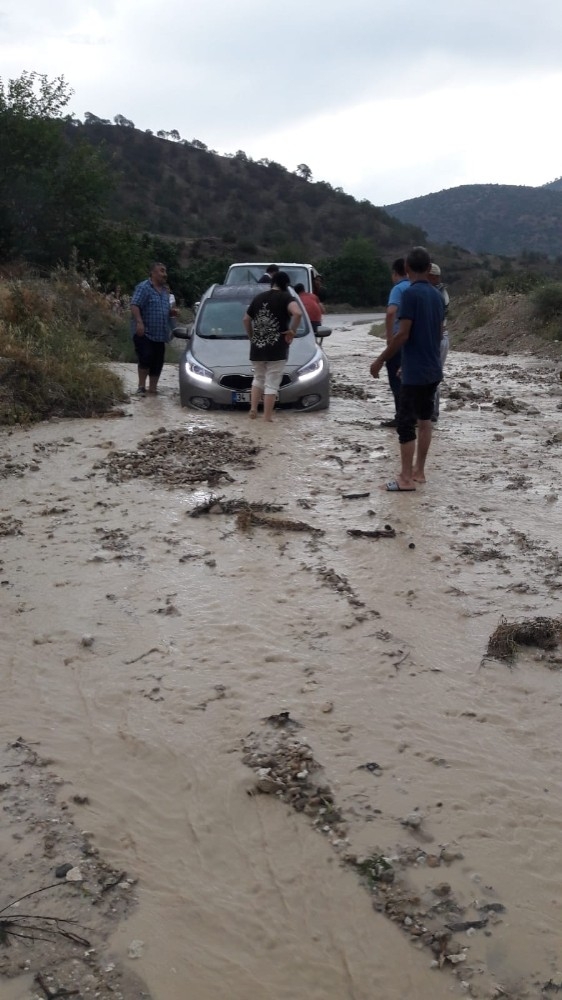 Çamura Saplanan Otomobil Yolda Mahsur Kaldı