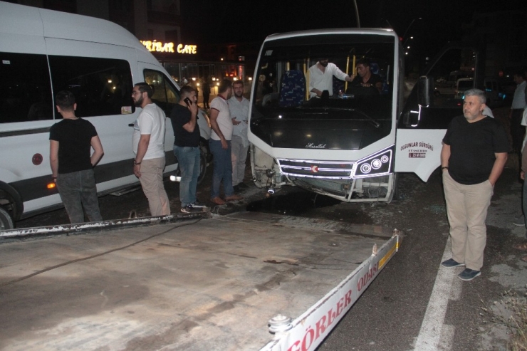 Minibüsle, Hafif Ticari Araç Çarpıştı: 3 Yaralı