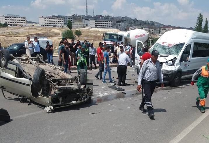 Otomobil İle Minibüs Kafa Kafaya Çarpıştı: 2 Yaralı