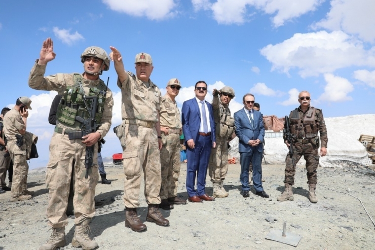 Vali Akbıyık, 3 Bin 450 Rakımlı İkiyaka Düz Tepe Üs Bölgesinde