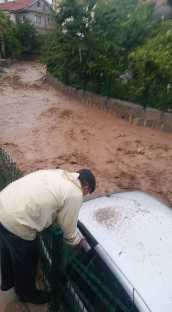 Sağanak Yağışla Gelen Sel, Otomobili Dereye Sürükledi
